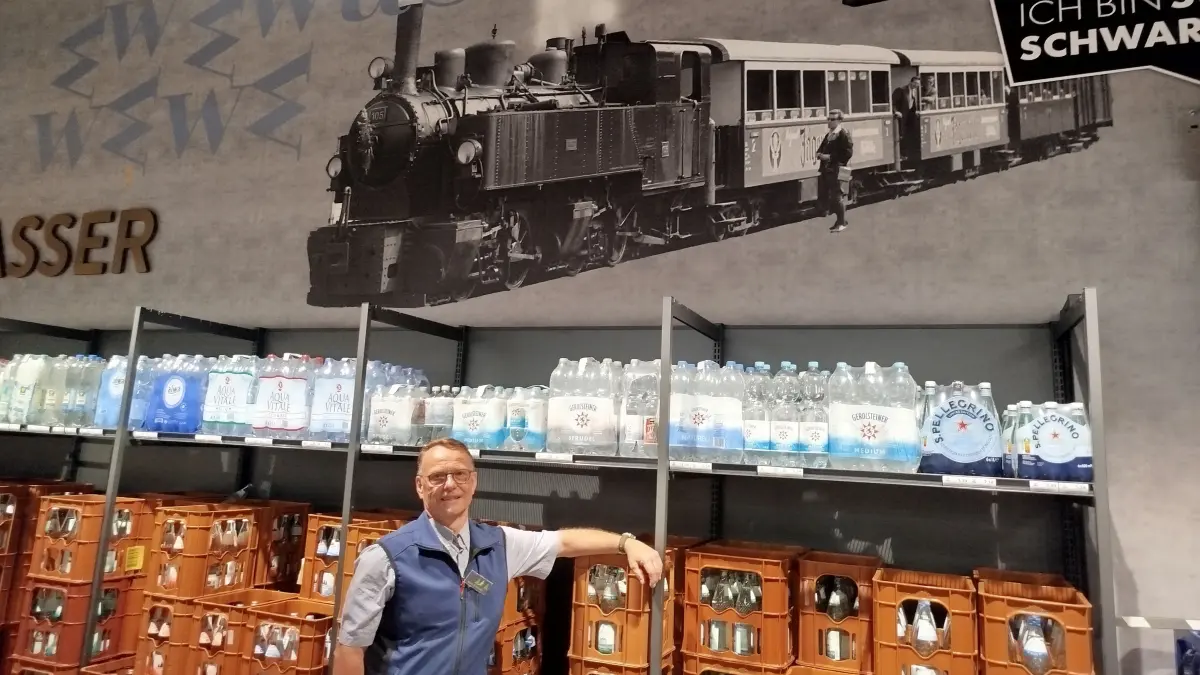 Geschäftsführer Matthias Schmidt freut sich auf den neu gestalteten und erwetierten Schmidts Markt in Zell - über ihm "fährt" an der Wand das "Todtanauerli".