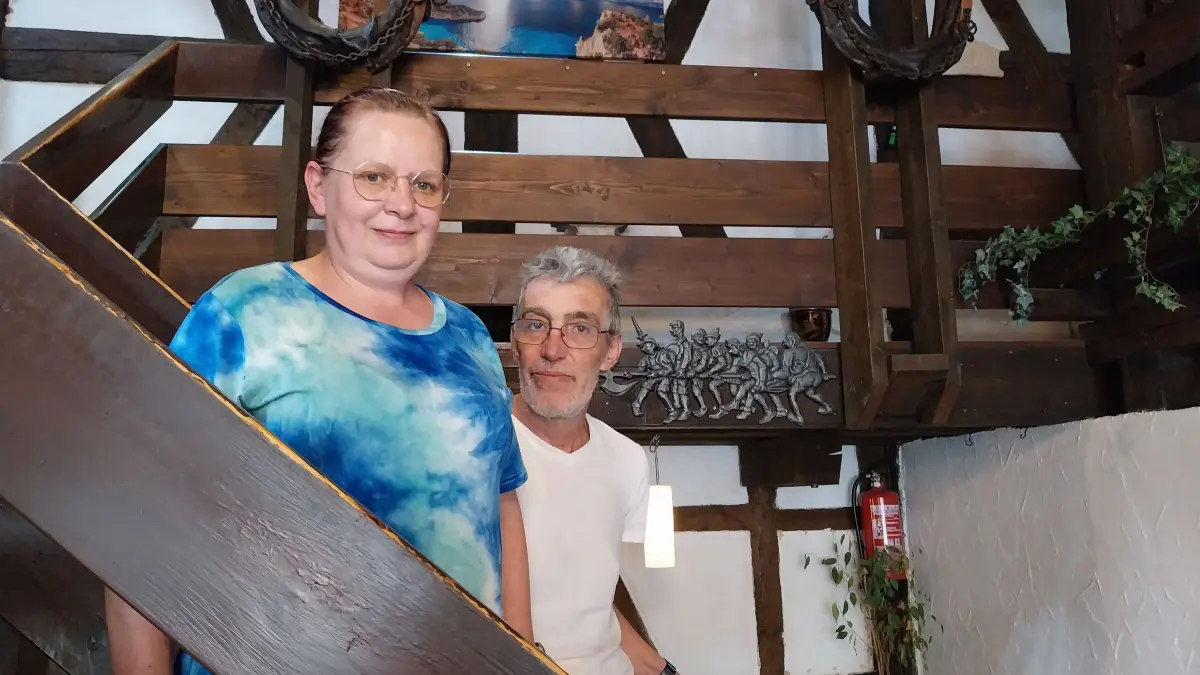 Katja Leonhardt und Menelaos Panasakos haben zuletzt ihre Gäste in der Tailfinger Bauernscheuer bewirtet. Ab Mitte September gibt es ihre Speisen im Nachbarort.
