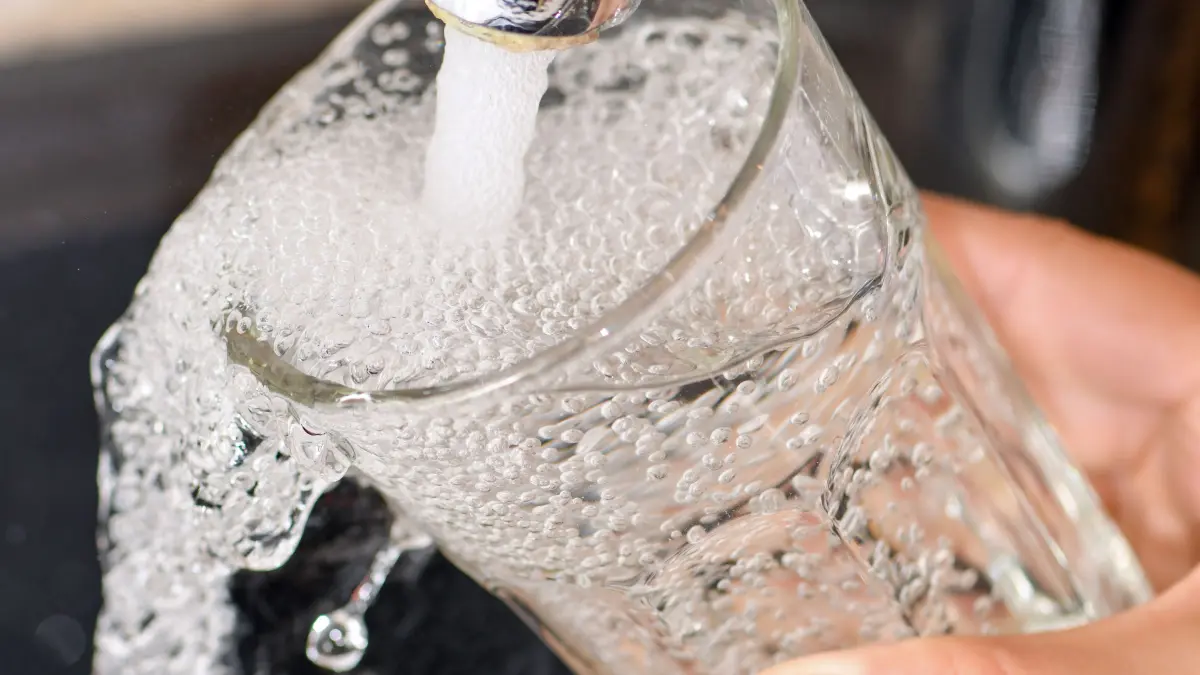 ARCHIV - 08.08.2019, Brandenburg, Sieversdorf: Ein Glas wird mit Leitungswasser befüllt. (zu dpa: «Trinkwasser in Allendorf verunreinigt - Abkochen empfohlen») Foto: Patrick Pleul/dpa-Zentralbild/dpa +++ dpa-Bildfunk +++