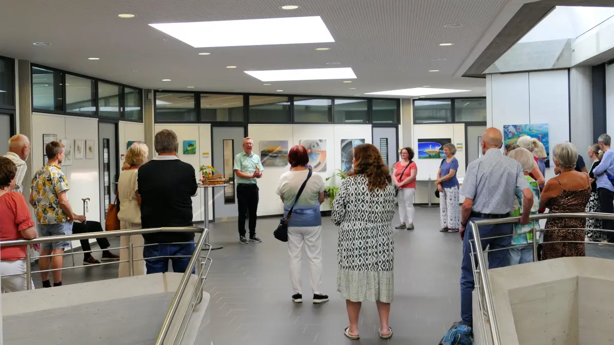 Bürgermeister Hans Michael Burkhardt eröffnet die Gemeinschaftsausstellung zum Thema „Perspektiven“ im Rathaus Jettingen