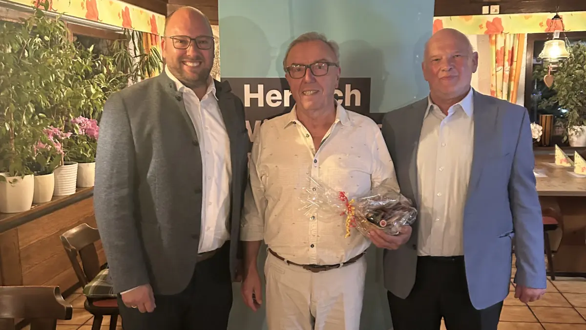 Der CDU-Kreisvorsitzende Carl Christian Hirsch MdL (links) und CDU-Stadtverbandsvorsitzender Herbert Reinhardt (rechts) ehrten Werner Rais (Mitte) für 50 Jahre CDU-Mitgliedschaft im Rahmen der Jahreshauptversammlung des Nagolder CDU-Stadtverbandes.