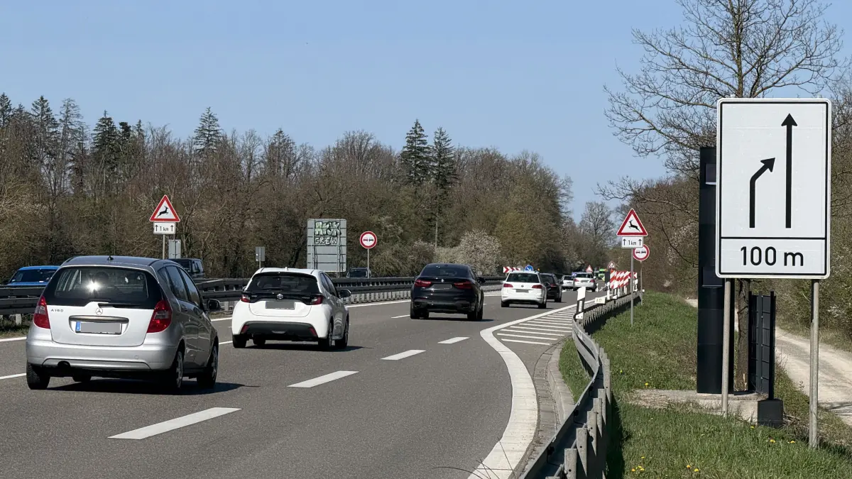 Bisher verengt sich die vierstreifige B27 bei Bodelshausen auf zwei Spuren. Das soll sich nach den Plänen des Landes ändern. Gegen die Ausbaupläne klagen Umweltverbände.