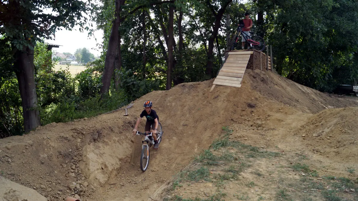 Noah Grether und Moritz Indlekofer in Aktion auf dem neuen Schallbacher Pumptrack