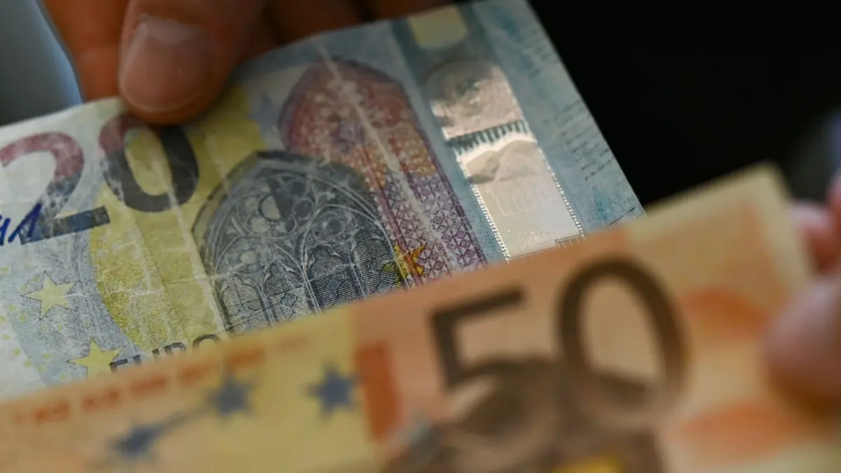 Falsche Euro-Banknoten: ARCHIV - 19.07.2022, Hessen, Frankfurt/Main: Die Bundesbank zeigt gefälschte 20-Euro- und 50-Euro-Geldscheine. (zu dpa: «Bundesbank: Weniger Falschgeld in Deutschland») Foto: Arne Dedert/dpa +++ dpa-Bildfunk +++