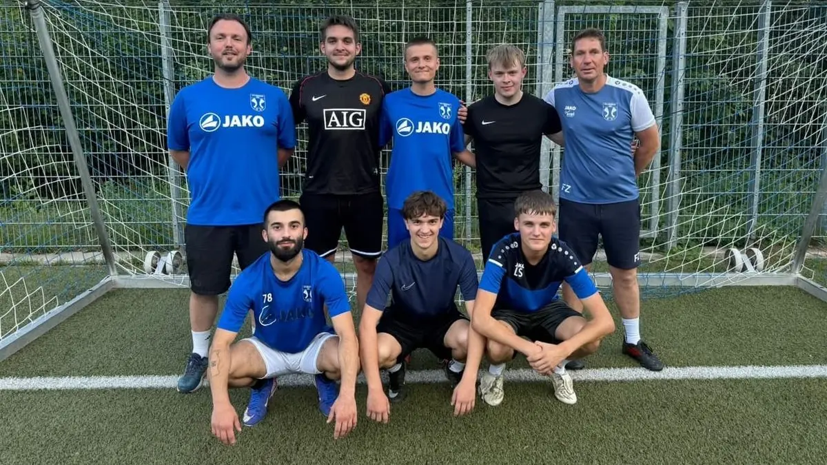Das Trainerduo des VfR Hornberg mit sechs neuen Kräften: Chefcoach Sascha Duffner (hinten von links), Florian Bader, Simeon Kienzler, Jan Herner und Co-Trainer Frank Zanger sowie Bünjamin Lavasci (vorne von links), Marcel Heinzmann und Luis Sanchez.