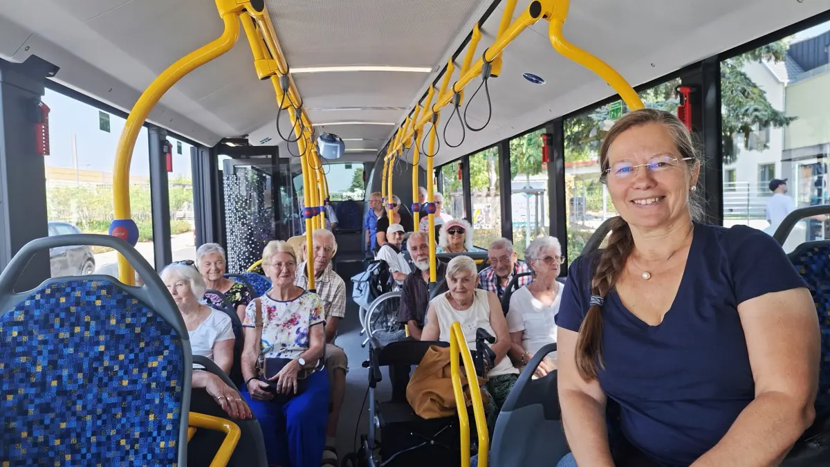Diana Stöcker erzählt Senioren in Weil am Rhein, welche Themen in der Stadt gerade aktuell sind. Die Oberbürgermeisterin bietet dabei zwei Fahrten mit dem Bus an.