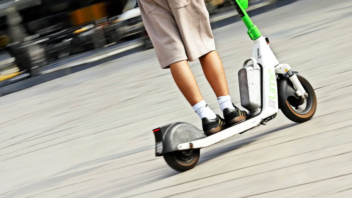 Ein Mann fährt mit einem E-Scooter über den Vorplatz vom Hauptbahnhof Köln. Köln Nordrhein-Westfalen *** A man rides an e-scooter across the plaza in front of Cologne Central Station, Cologne, North Rhine-Westphalia