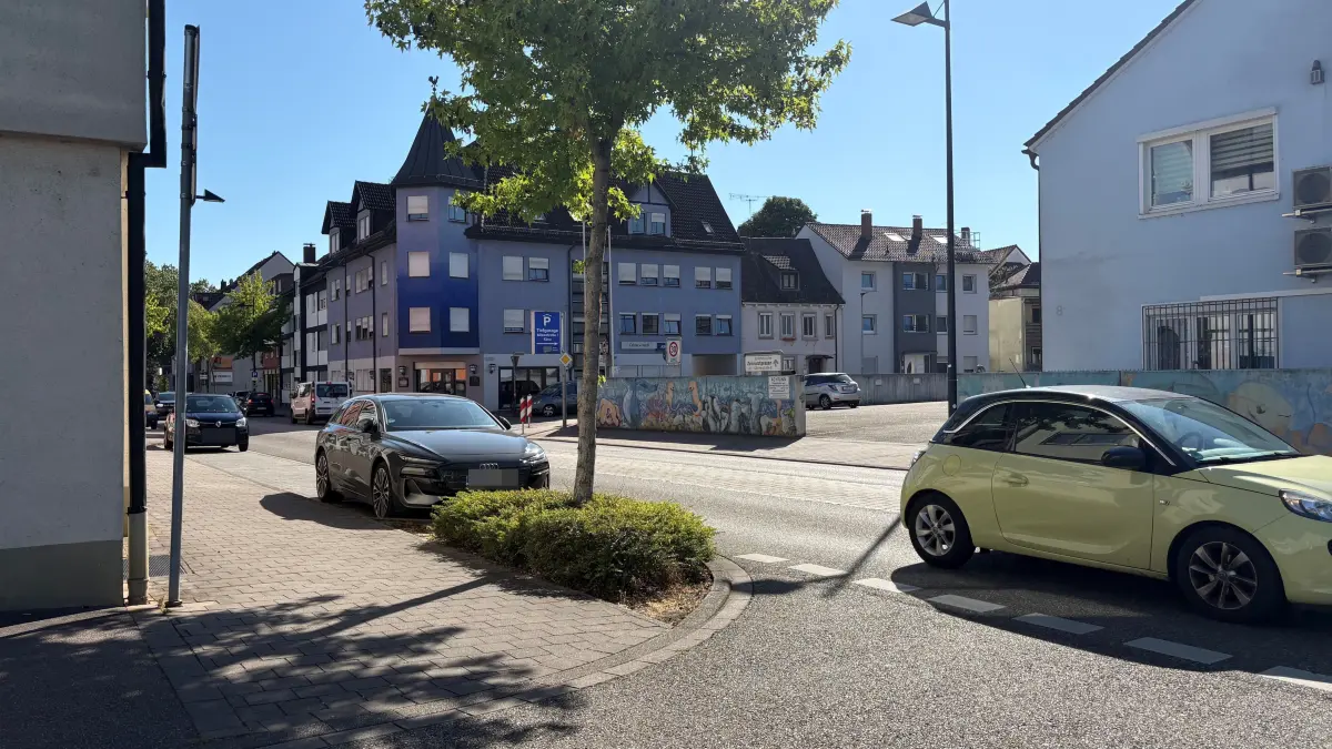 Parkende Autos und der Baum können nach Ansicht der Anwohner andere Verkehrsteilnehmer einschränken.