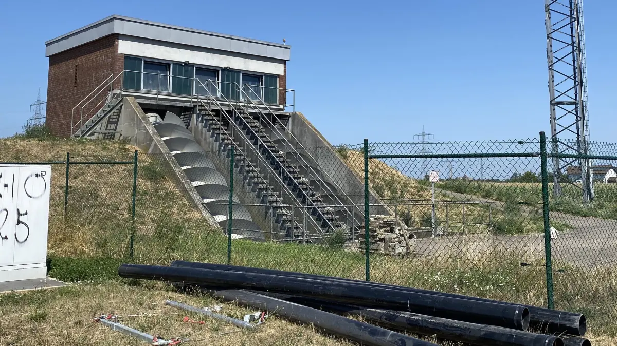 Das Abwasserhebewerk westlich der Bahnlinie bei Auggen – dort soll eine neue Photovoltaikanlage mit Batteriespeicher gebaut werden.