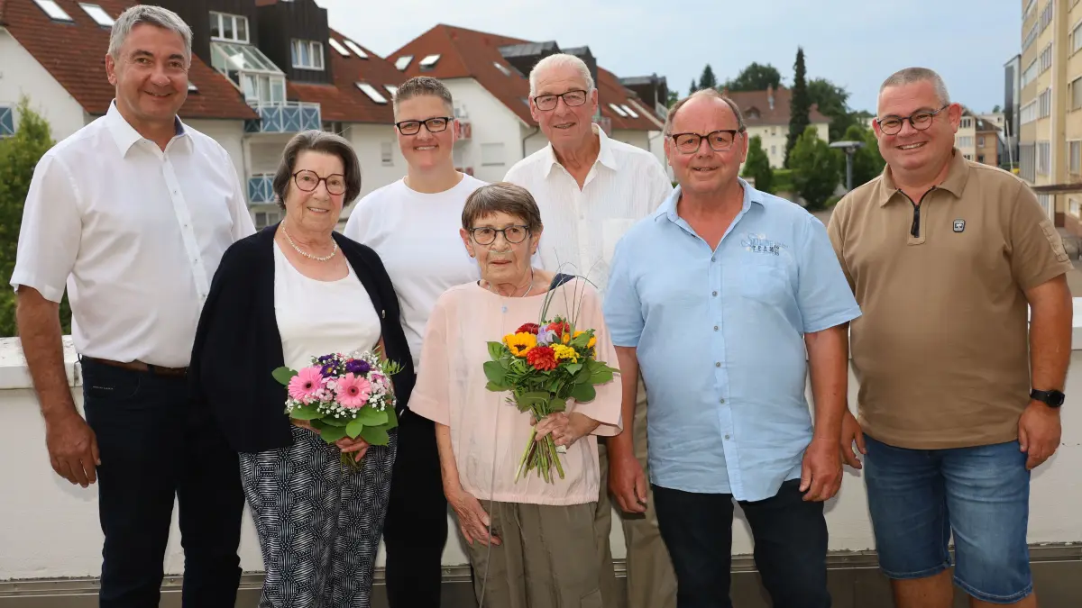 Bürgermeister und Ortsvereins-Vorsitzender Detlev Bührer (links) und sein Stellvertreter Norbert Butzke (rechts) ehren (von links) Helga Büchin, Cindy Stephani, Margitta Stangl, Helmut Kunzweiler und Egon Auberle.
