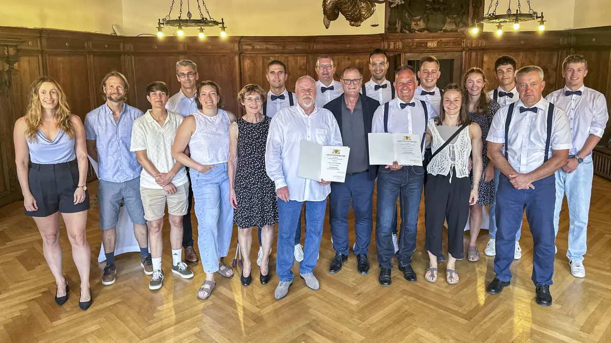 Joachim Oberecker vom Hockeyclub Villingen (Sechster von links) sowie Günter Hones (Achter von links) bekamen die Landesehrennadel von Oberbürgermeister Jürgen Roth (Mitte) im Rahmen einer kleinen Feier verliehen. Familie und Freunde sowie Felicitas Heinrich vom Amt für Jugend, Bildung, Integration und Sport (links) begleiteten den freudigen Anlass.