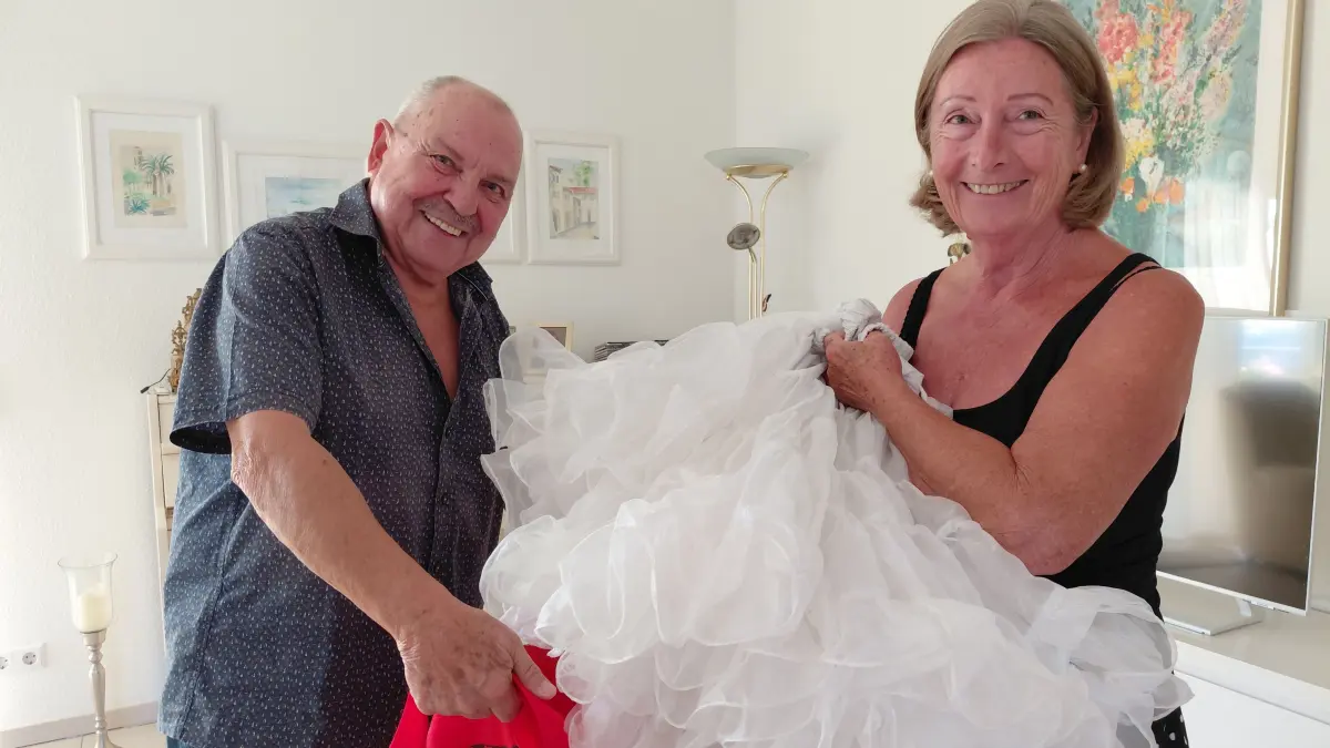 Günter und Lilo Buderer brauchen vier Hände, um das Petticoat nach dem stilechten Square-Dance im Weiler Country-und Westernclub wieder in der Tasche zu verstauen.