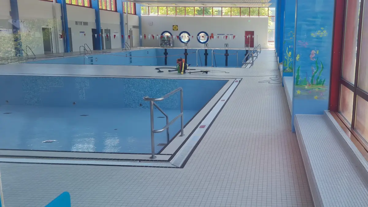 Blick ins Neuenburger Hallenbad, das nicht wie üblich im September öffnen kann