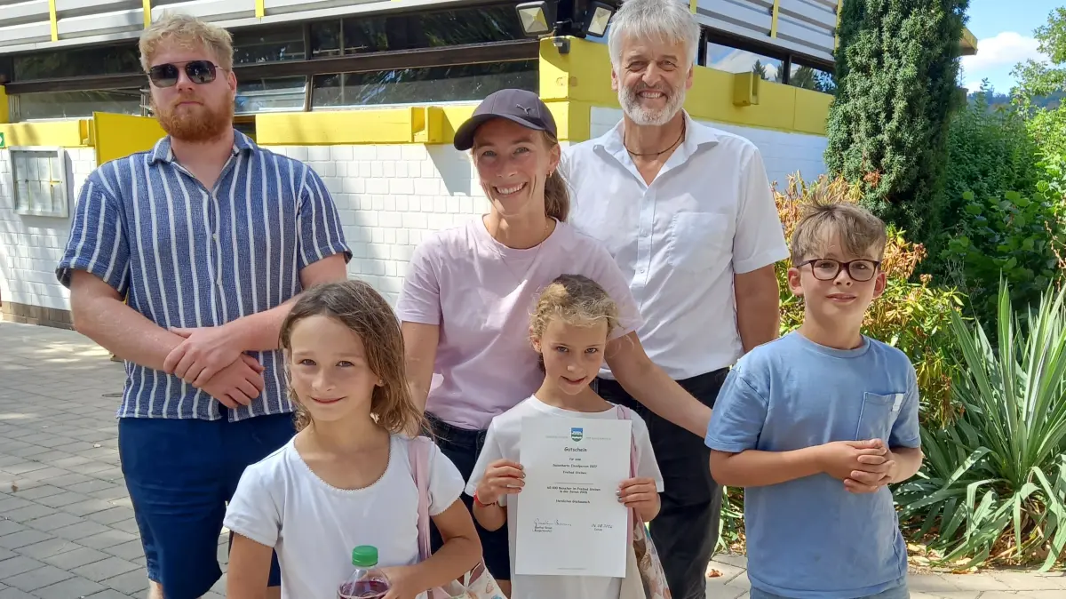 Von links: Eric Gamroth, Familie Schlosser und Bürgermeister Gunther Braun