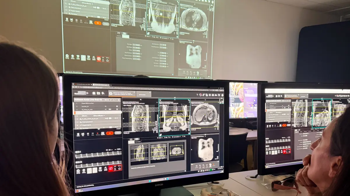 Praxisnahes Lernen am Bildschirm: Ukrainische Radiologie-Fachkräfte trainieren beim Hands-on-Workshop in Warschau den Umgang mit medizinischer Bildgebung und radiologischer Diagnostik.