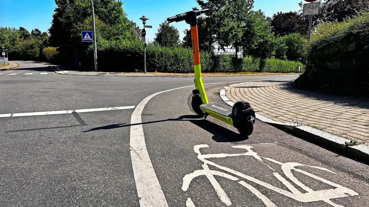E-Scooter müssen auf der Straße oder auf Fahrradwegen gefahren werden.