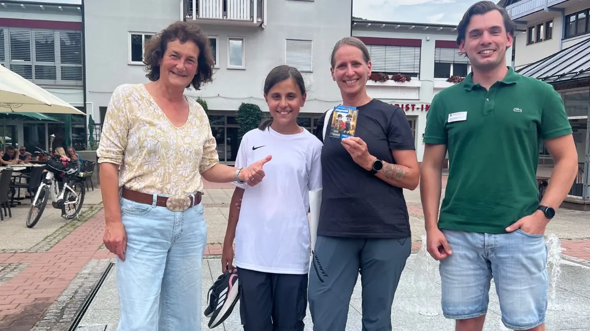 Maike Weiss Eda und Peggy Uzun und Maximilian-Hans Günther beim Treffen auf dem Rosenplatz,