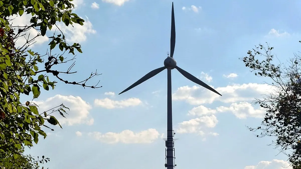 Die Windenergieanlage auf dem Lichthof soll zurückgebaut und wenige Meter entfernt durch eine neue ersetzt werden. Am Standort der bisherigen Anlage entsteht ein Mobilfunkmast.