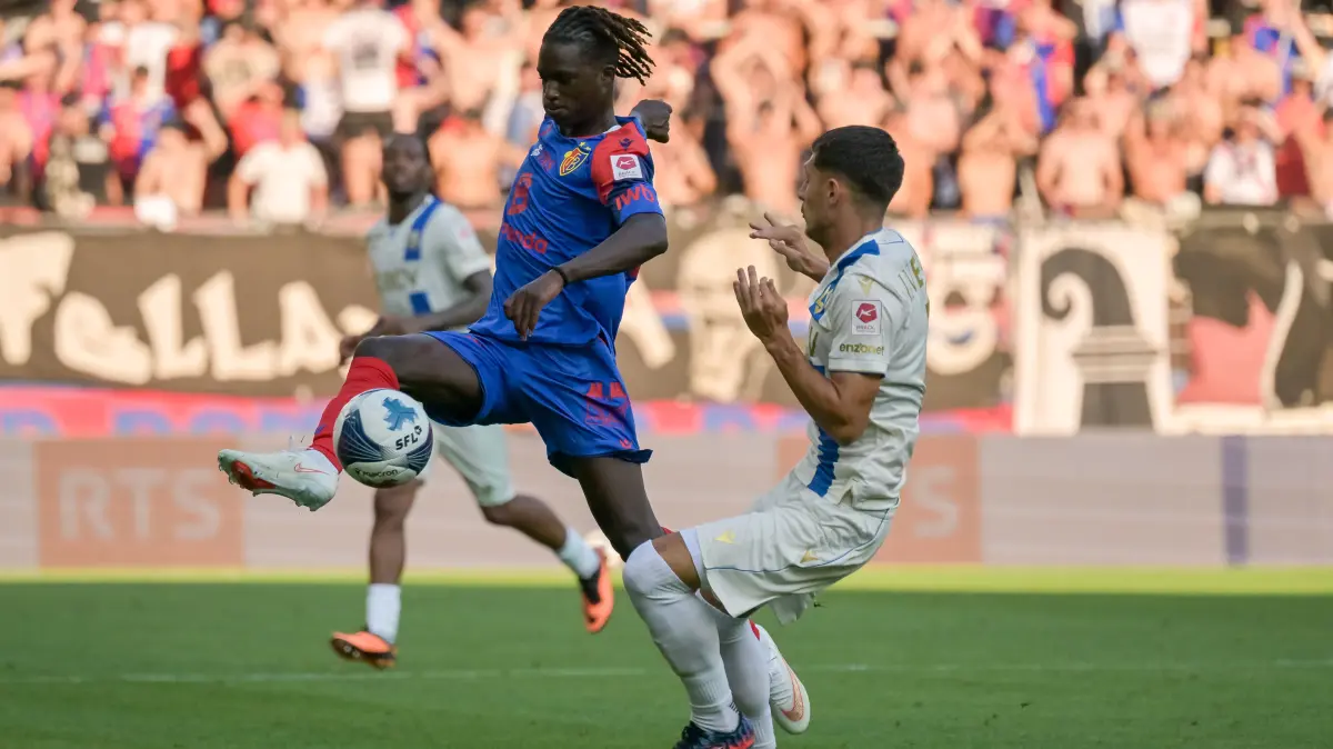 Asane Sow (FC Basel, #18) am Ball vor Alban Ajdini (FC Lausanne-Sport, #07)