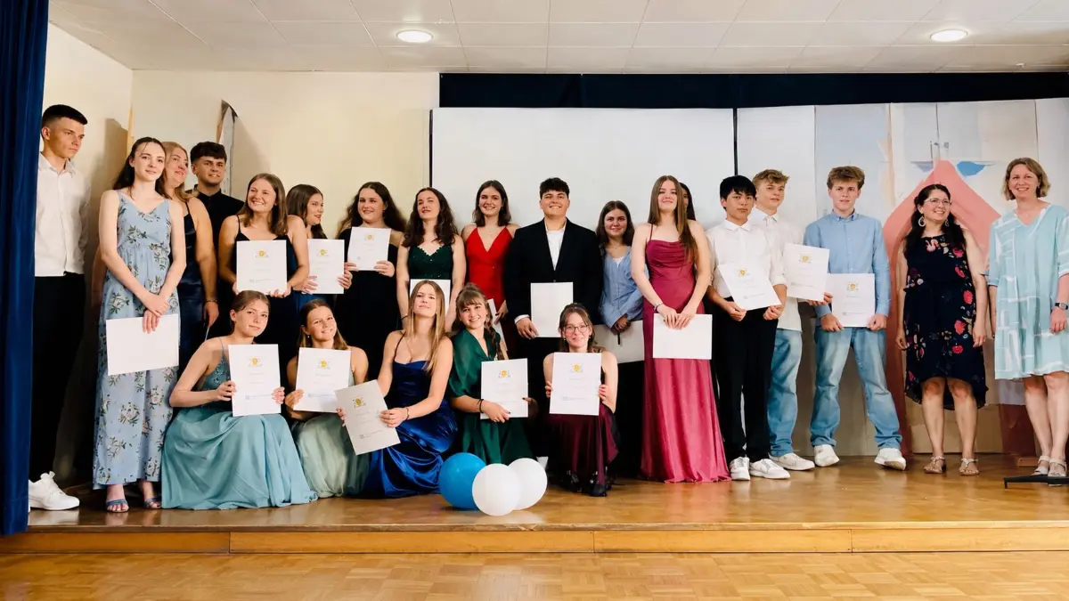 Die Schüler der Werkrealschulklasse 9 der FES halten ihre Zeugnisse in Händen.