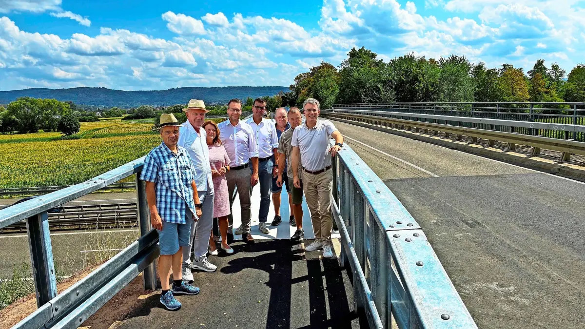 Die Ampelregelung auf der Autobahnbrücke zwischen Schuttern und Schutterzell kann entfallen. Über die nun umgesetzte Lösung freuen sich (von rechts): Landrat Thorsten Erny, die Ortsvorsteher Jürgen Silberer (Schuttern) und Thomas Eble (Schutterzell), die Bürgermeister Erik Weide (Friesenheim) und Tobias Uhrich (Neuried), Dezernentin Alexandra Roth, Straßenbauamtsleiter Roland Gäßler (beide Ortenaukreis) sowie Joachim Eichner, Stellvertretender von Schutterzell.