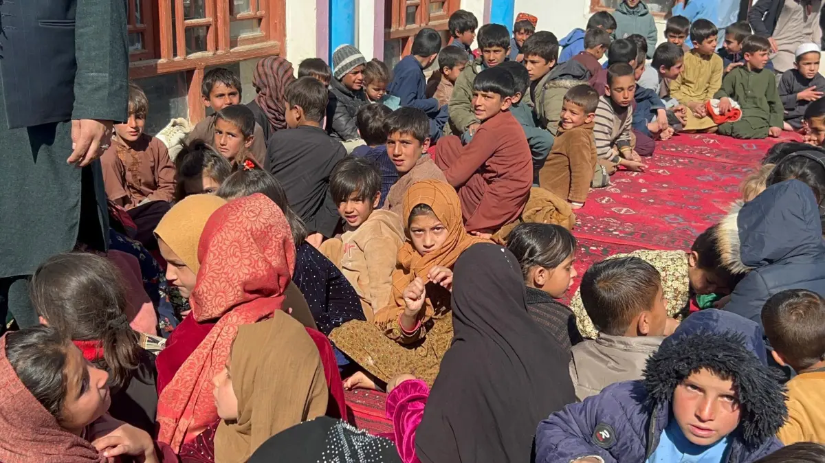 Seit das Land wieder sich selbst überlassen ist und die Taliban an der Macht sind, ist die Bevölkerung auf Unterstützung angewiesen: Kinder in einem afghanischen Dorf in der Provinz Logar. Das Foto entstand 2024 bei einer Essensausgabe-Aktion von "Kinder brauchen Frieden e.V.".