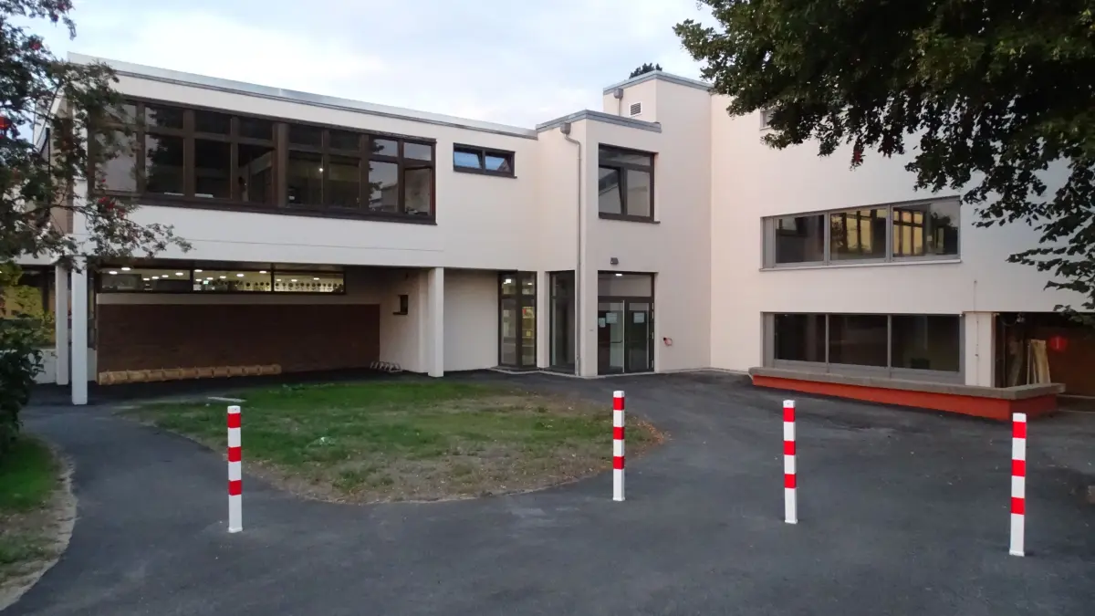 Der neue Haupteingang der Ludwig-Uhland-Schule.