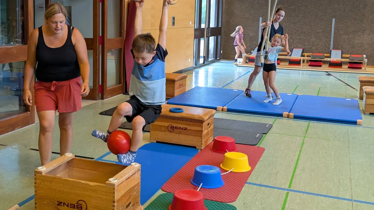 Kinder beim Parkour