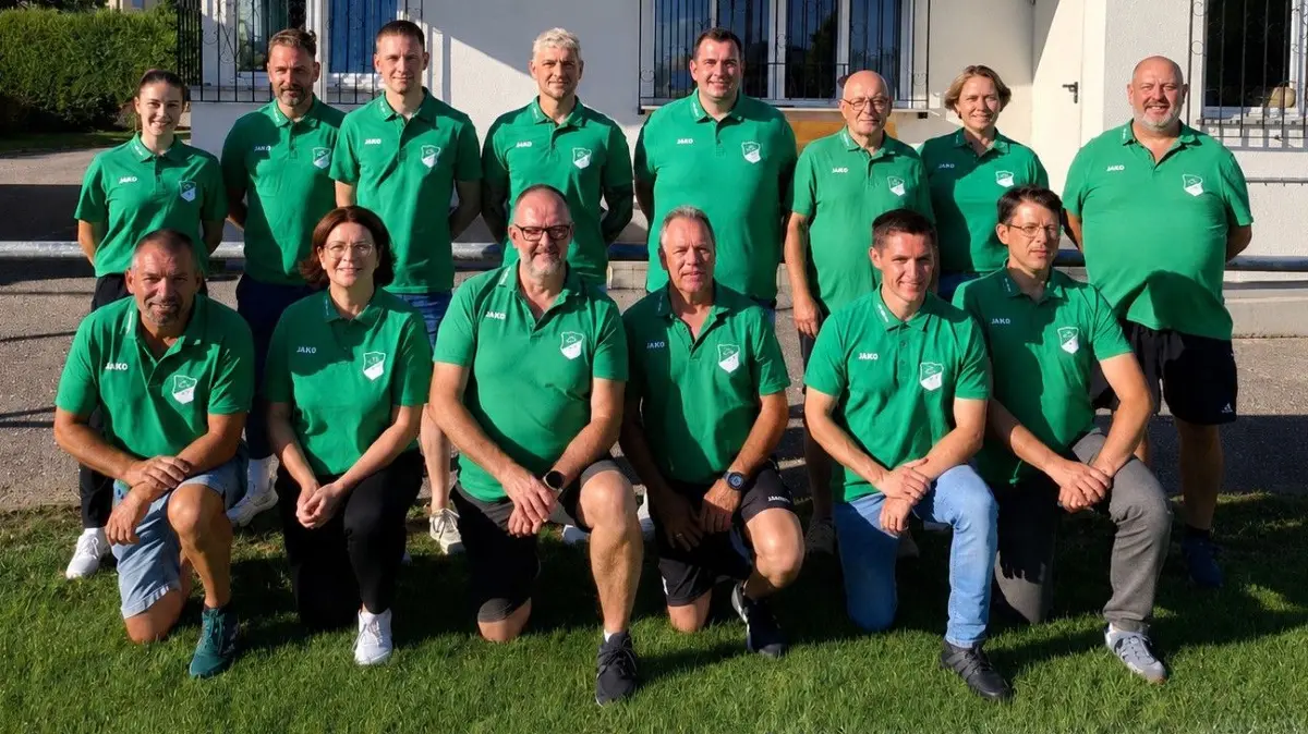 Der Vorstand des FC Hausen: Isabel Vetterer (hintere Reihe von links), Daniel Vollmer, Dustin Heumesser, Micheal Brunner, Holger Keller, Christiane Pörtner, Peter Hummel sowie Andreas Boos (vordere Reihe von links), Sabine Lenz, Christian Lenz, Achim Treiber, Philipp Adelmann und Björn Lex