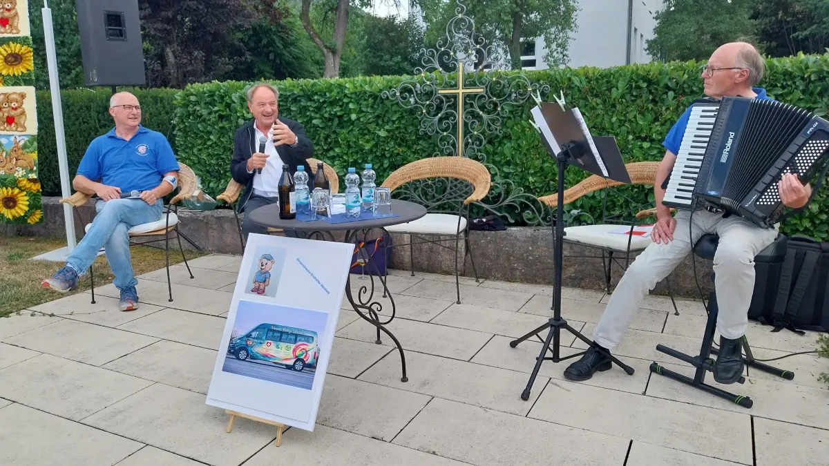 Diakon Michael Weimer (von links) im Gespräch mit Pfarrer Rainer-Maria Schießler. Kirchenmusiksdirektor Rudolf Hendel umrahmte den Abend musikalisch am Akkordeon.