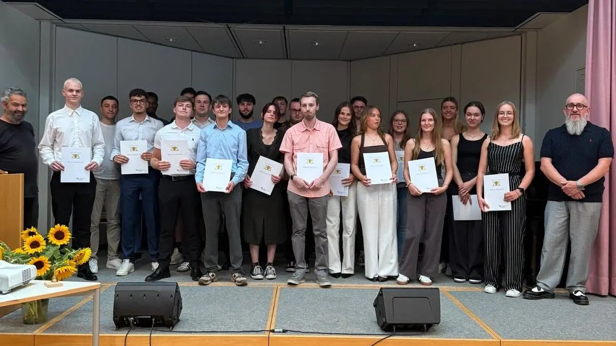 Die Absolventen des dualen Berufskollegs Metalltechnin, 3BKM3, freuten sich über ihre erfolgreichen Abschlüsse an der Beruflichen Schule.