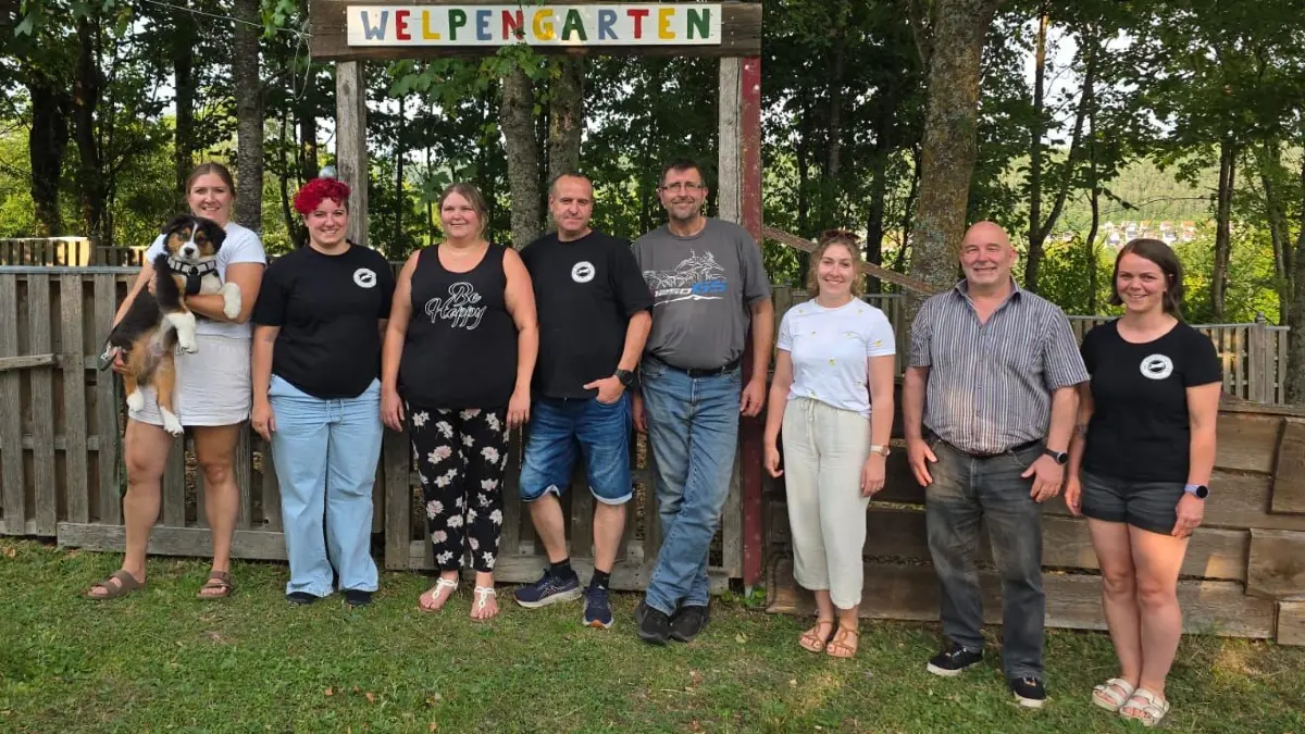 Vorstandschaft des VdH Nagold 1912 e.V., v.li. Jessica Günther, Annabelle Klaiß, Jasmin Pfeiffer, Frank Baumgart, Robert Heinrich, Sina Zinser, Karsten Schnabel und Aline Baumgart (nicht auf dem Bild: Ulrike Renz)