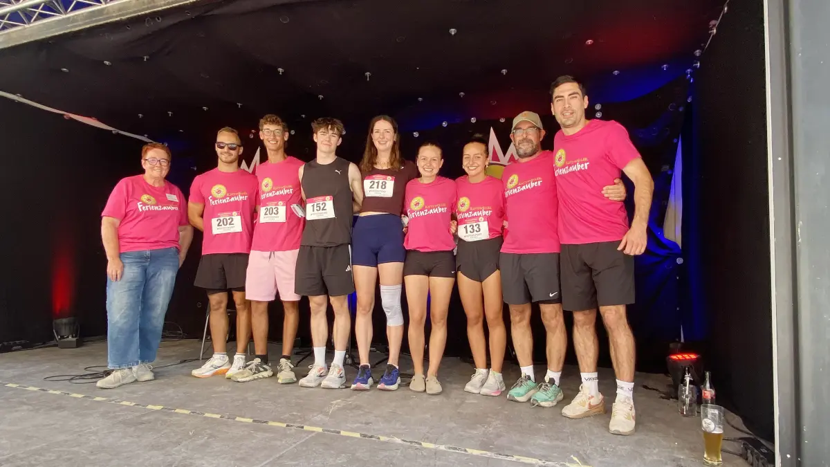 Nur glückliche Gesichter gab es nach dem ersten Rottweiler Benefizlauf beim Ferienzauber. Auf dem Bild von links: Dorothee Golm (Frauen helfen Frauen + AUSWEGE e.V.), Florian Fischer (1. Platz), Benjamin Fischer (3. Platz), Daniel Welge (2. Platz), Julika Welge (1. Platz), Felizia Kirsner (2. Platz), Xenia Kirsner (3. Platz), Marcus Frank Intersport Kirsner, und Fabio Wagner vom Ferienzauber-Team.