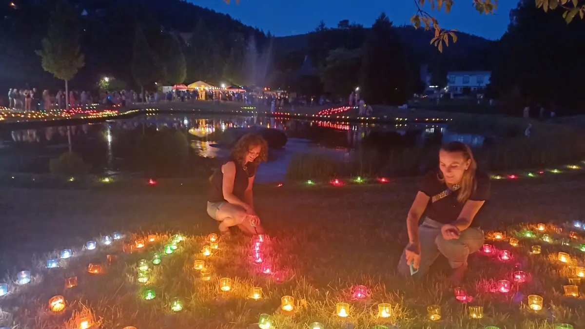 Mit Einbruch der Dunkelheit erstrahlten rund 2500 Leuchtbecher im Kurpark von Klosterreichenbach.