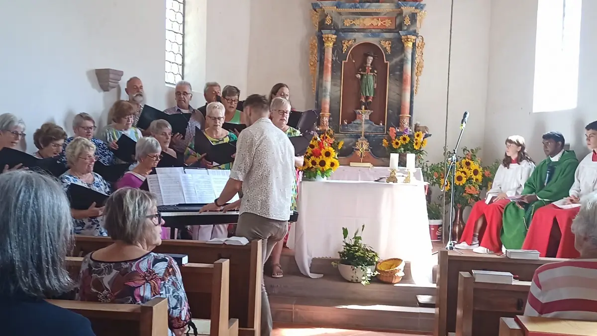 Musikalisch begleitet wurde die Feier in der Wendelinuskapelle vom Kirchenchor Leinstetten unter Leitung von Joshua Beuter, der den Kirchenraum mit herrlichen Klängen erfüllte.