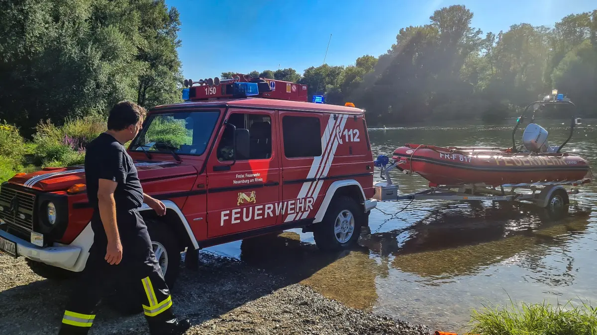 Nachdem die Arbeit erledigt war, brachte auch die Feuerwehr ihr Schlauchboot an Land.