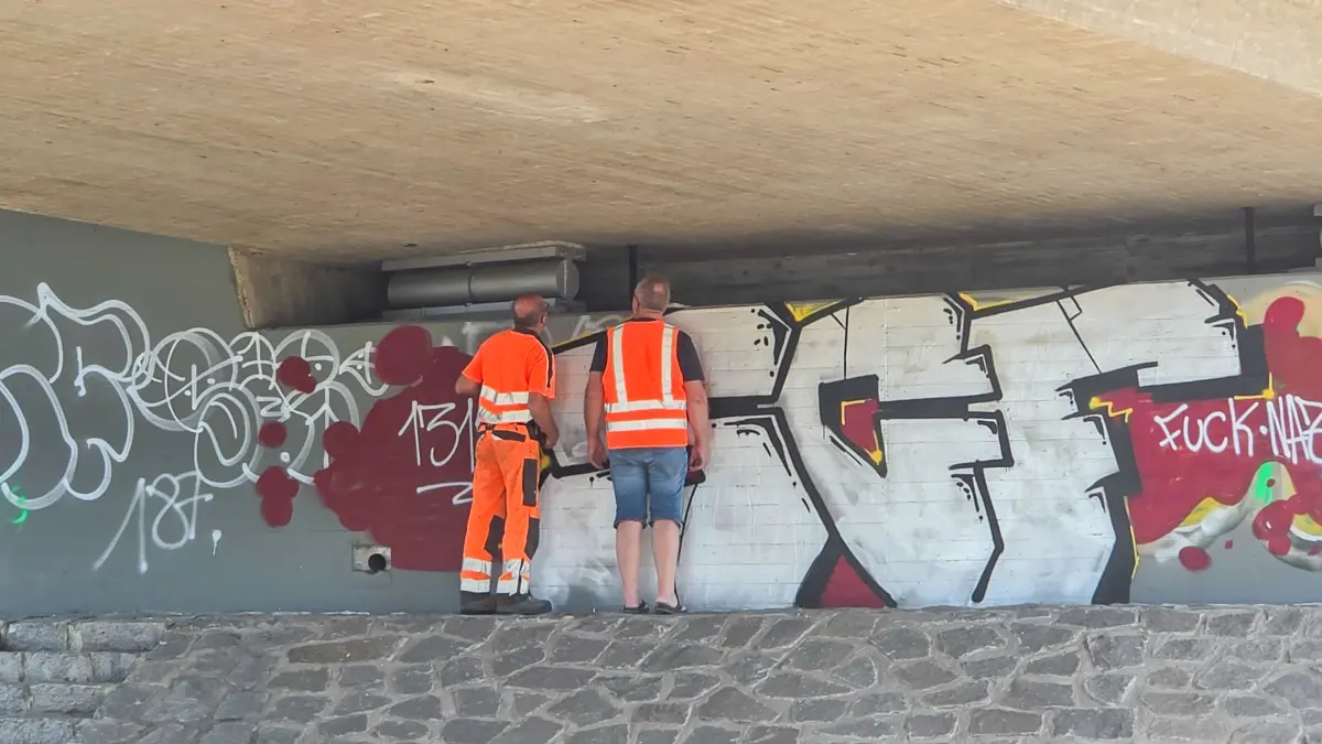 Die Brücke wird begutachtet.