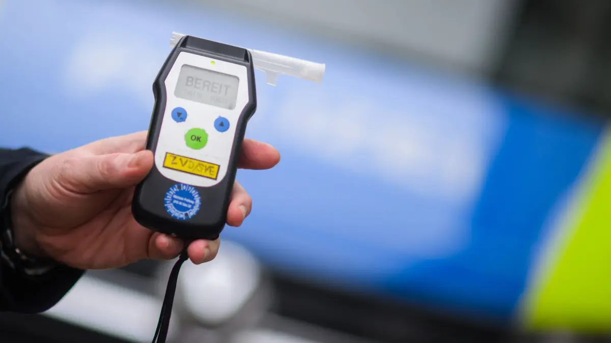 Atemtest: ARCHIV - 28.01.2025, Niedersachsen, Hannover: ILLUSTRATION - Ein Polizist zeigt einen Alkoholtest (Atemtest), mit dem Verkehrsteilnehmer auf ihre Fahrtüchtigkeit hin überprüft werden können (gestellte Szene). (zu dpa: «Radfahrer rennt vor Polizei davon - mit 2,3 Promille») Foto: Julian Stratenschulte/dpa +++ dpa-Bildfunk +++