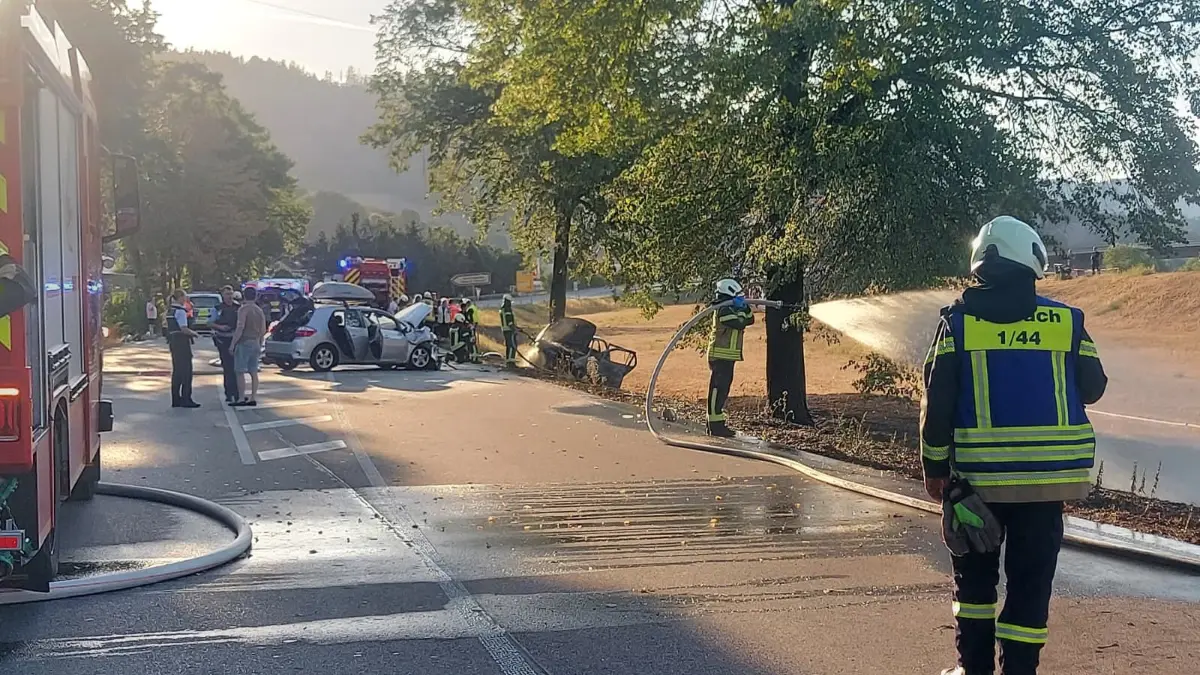 Auch nach dem Autos und Vegetation gelöscht waren, wässerte die Feuer die Böschung, um die Temperatur des Bodens zu senken.