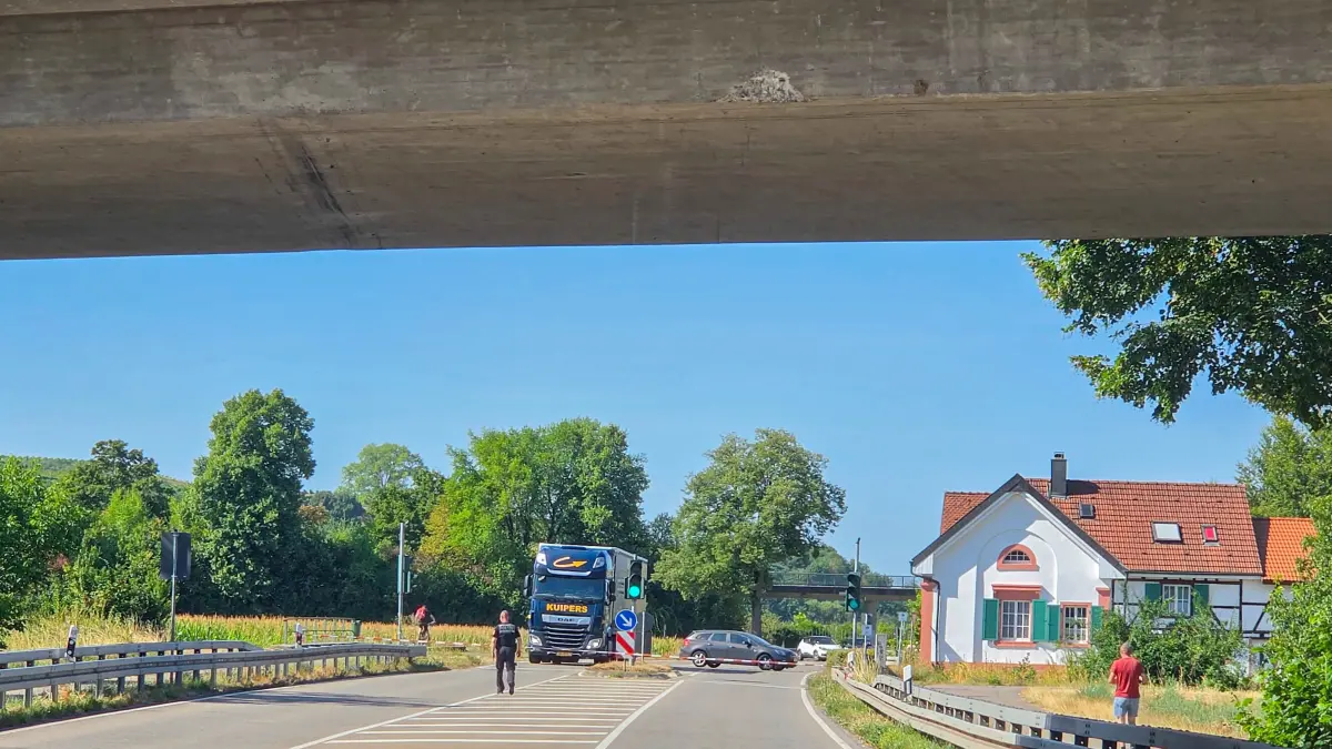 Der Schaden an der Brücke ist auf dem Bild gut zu erkennen. Er ist der Grund für die Sperrung der B3 zwischen Ringsheim und Ettenheim.