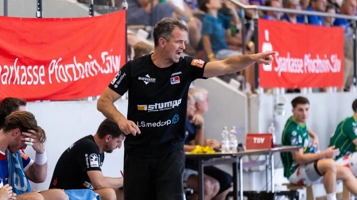GER, FRISCH AUF! Goeppingen vs. HBW Balingen-Weilstetten, Handball, Vorbereitung, Turnier, S-Cup Altensteig, Halbfinale, Spielzeit 2026/2027, 08.08.2026,: Matthias Matti FLOHR HBW Balingen-Weilstetten, Cheftrainer Geste, gestikuliert, gibt Anweisungen, Aktion GER, FRISCH AUF Goeppingen vs. HBW Balingen-Weilstetten, Handball, Vorbereitung, Turnier, S-Cup Altensteig, Halbfinale, Spielzeit 2026/2027, 08.08.2026, GER, FRISCH AUF Goeppingen vs. HBW Balingen-Weilstetten, Handball, Vorbereitung, Turnier, S-Cup Altensteig, Halbfinale, Spielzeit 2026/2027, 08.08.2026, Altensteig *** Matthias Matti FLOHR, HBW Balingen Weilstetten, head coach gesturing, giving instructions action: GER, FRISCH AUF Goeppingen vs. HBW Balingen Weilstetten, handball, preseason, tournament, S Cup Altensteig, Semifinal, 20262027 season, August 8, 2026, GER, FRISCH AUF Goeppingen vs. HBW Balingen Weilstetten, handball, preseason, tournament, S Cup Altensteig, semifinal, 20262027 season, August 8, 2026, Altensteig Copyright: xEibnerxPressefoto/OliverxSchmidtx EP_OST