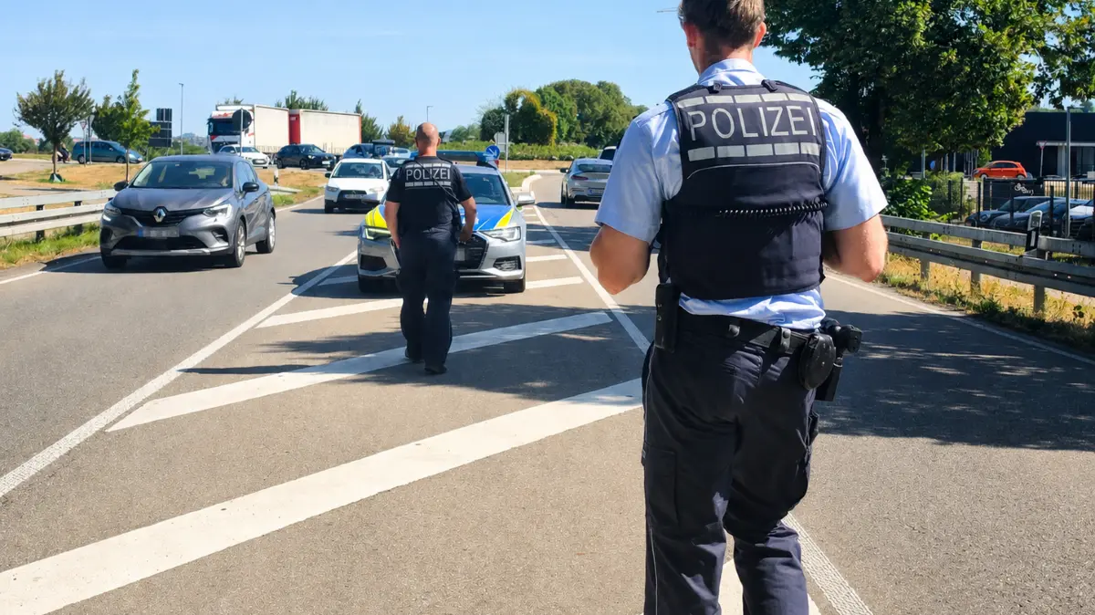 Die Polizei regelt den Verkehr.