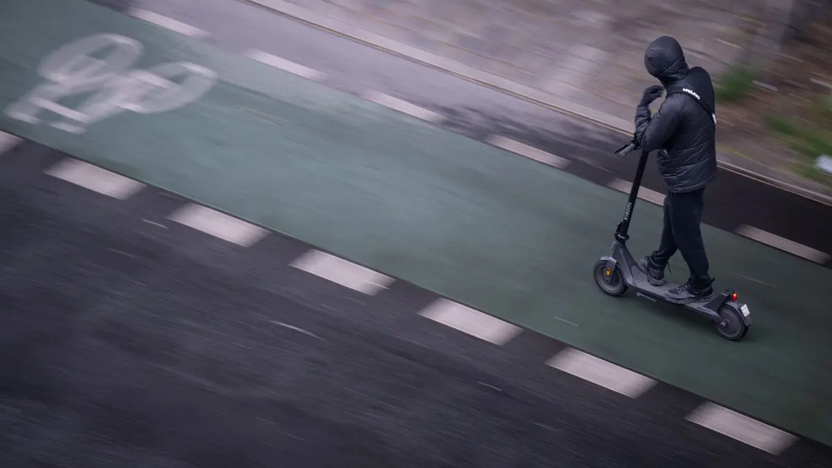 E-Scooter-Fahrer bei Sturz lebensgefährlich verletzt