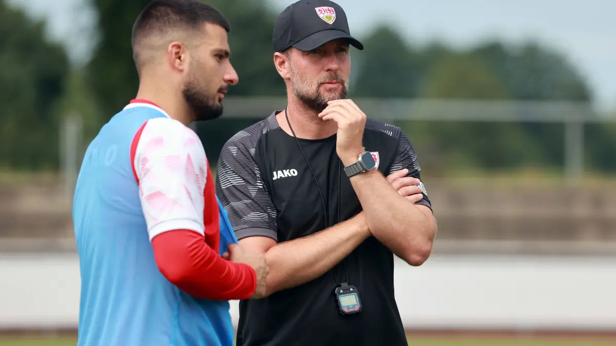 07.08.26 VfB Stuttgart Trainingslager Grassau Chiemsee 2026: 07.08.26 VfB Stuttgart Trainingslager Grassau Chiemsee 2026 Deutschland, Grassau, 07.08.2026, Fussball, Bundesliga, Saison 2026/2027, VfB Stuttgart, Trainingslager Grassau Chiemsee 2026: v.l. Deniz Undav, Sebastian Hoeneß Trainer. *** August 7, 2026 VfB Stuttgart Training Camp in Grassau, Chiemsee, Germany, Grassau, August 7, 2026, Soccer, Bundesliga, 20262027 Season, VfB Stuttgart, Grassau Chiemsee Training Camp 2026 from left: Deniz Undav, Sebastian Hoeneß coach