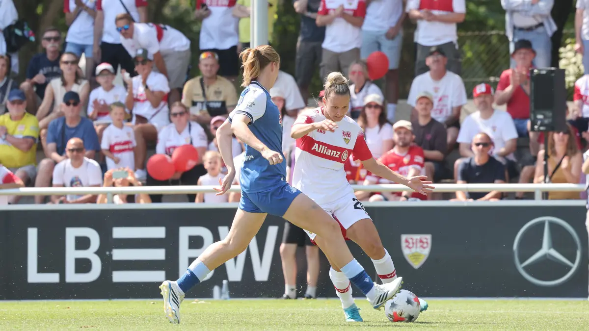 VfB Stuttgart Saisoneröffnung : BAU // Stuttgart , VfB Stuttgart Saisoneröffnung VfB Stuttgart Frauen vs. TSG 1899 Hoffenheim Frauen , rechts: Jana Beuschlein ( VfB )