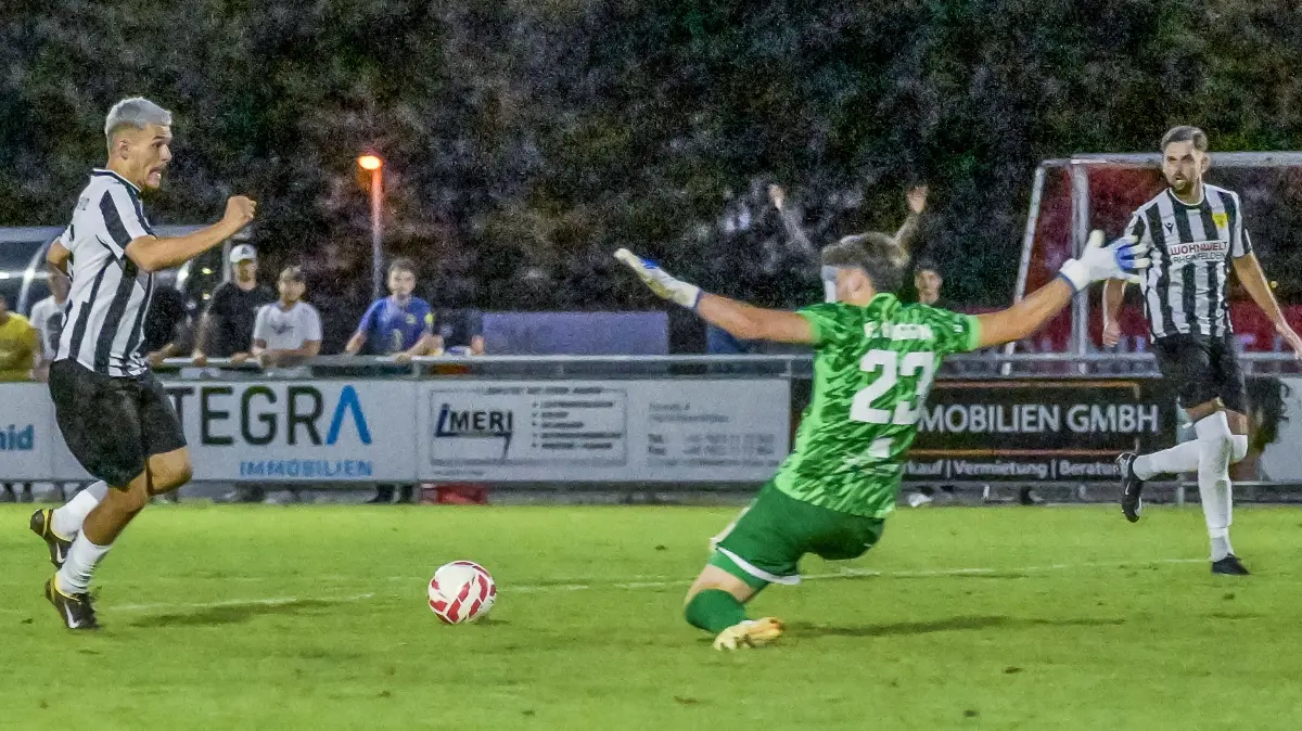 Szene zum Tor zum 1:0 durch Romano Males (FSV Rheinfelden, #07) Vorlage Almin Mislimovic (FSV Rheinfelden, #10). Keine Chance für Stefan Lauer (FC Auggen, #23)