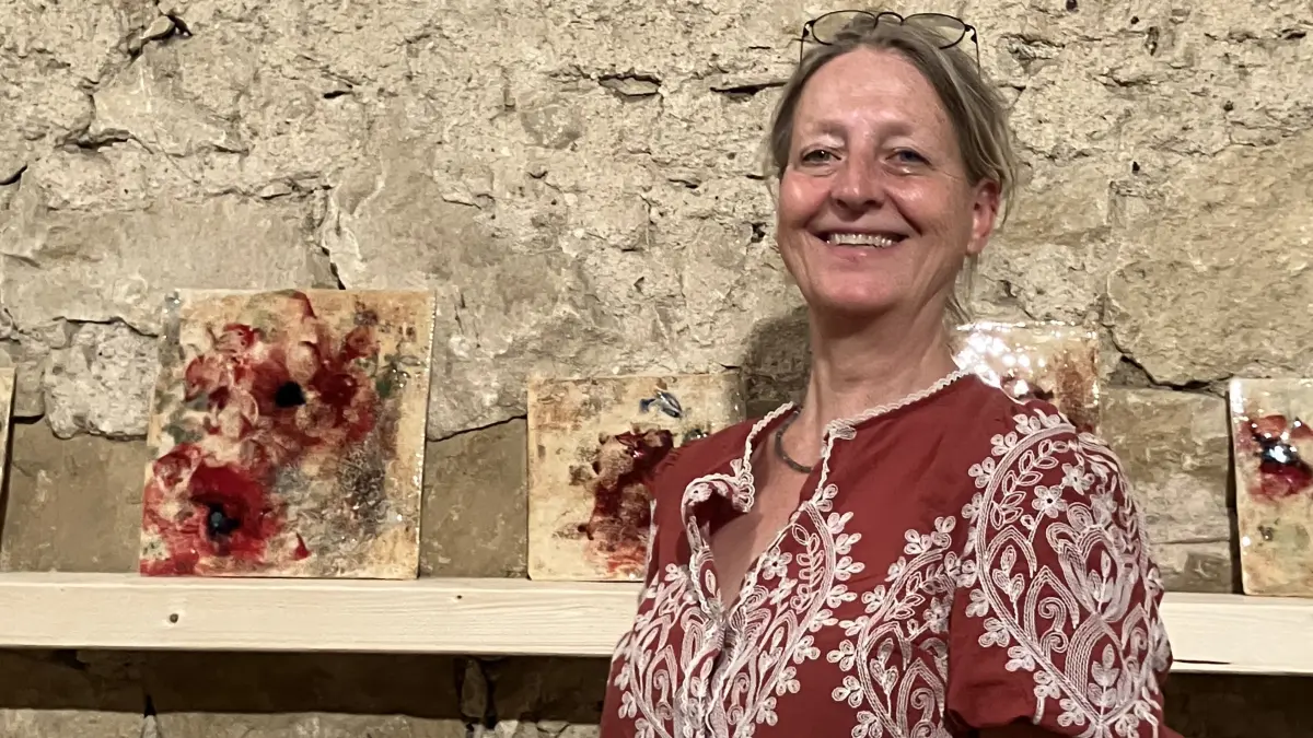 Eva von Ruckteschell in ihrer Ausstellung „… sind es Rosen“ im Riedlinger Theater im Hof.