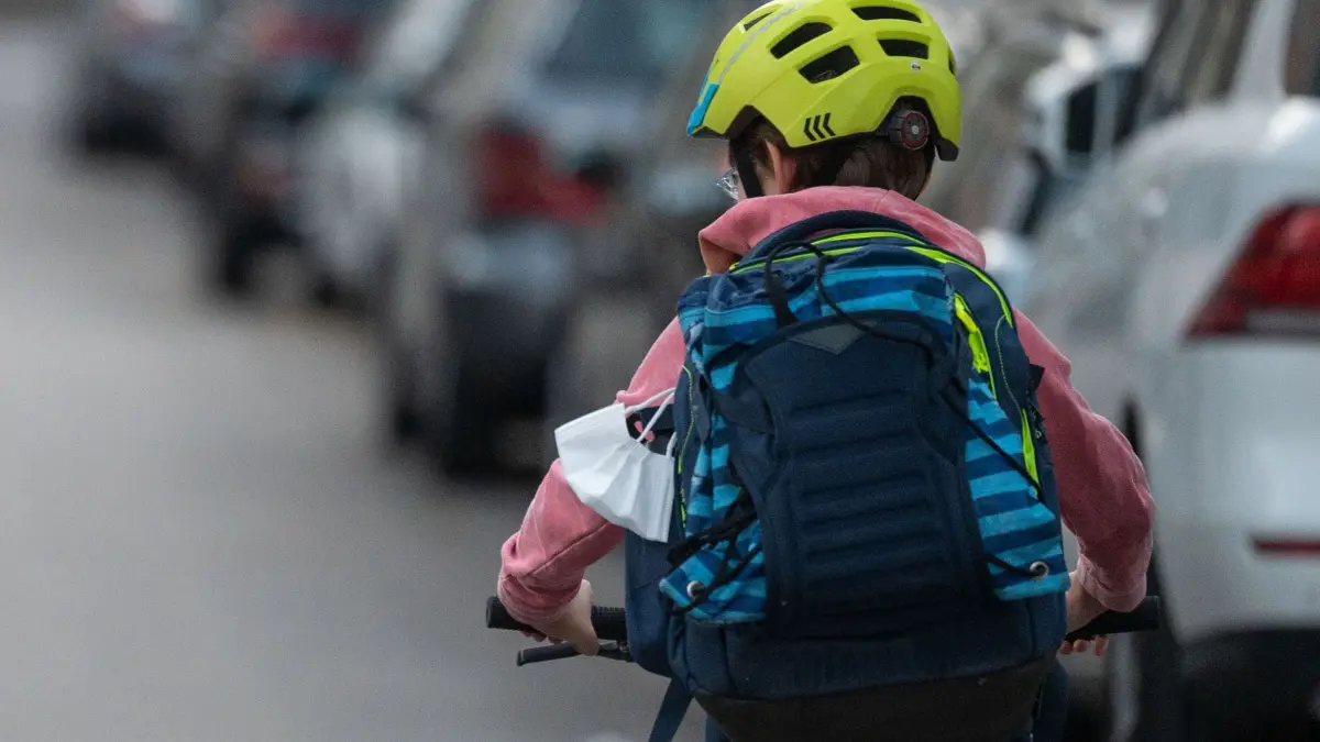 Radfahren: ARCHIV - 02.06.2022, Baden-Württemberg, Stuttgart: Ein Schulkind fährt mit seinem Fahrrad eine Straße entlang. (zu dpa: «Wie viele Kinder verunglücken im Straßenverkehr?») Foto: Marijan Murat/dpa +++ dpa-Bildfunk +++