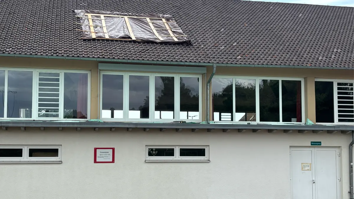 Das Loch im Hallendach wurde mit Folie abgedeckt.