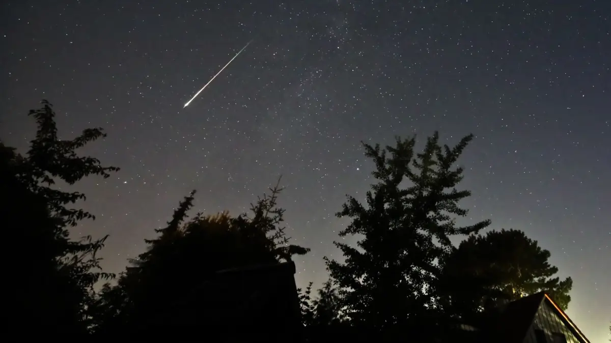Perseiden: ARCHIV - 13.08.2023, Schleswig-Holstein, Neumünster: Ein Perseidenmeteor zieht über den Himmel. (zu dpa: «Sonnenfinsternis: Fünf Tipps, um nicht im Dunkeln zu tappen») Foto: Marco A. Ludwig/dpa +++ dpa-Bildfunk +++